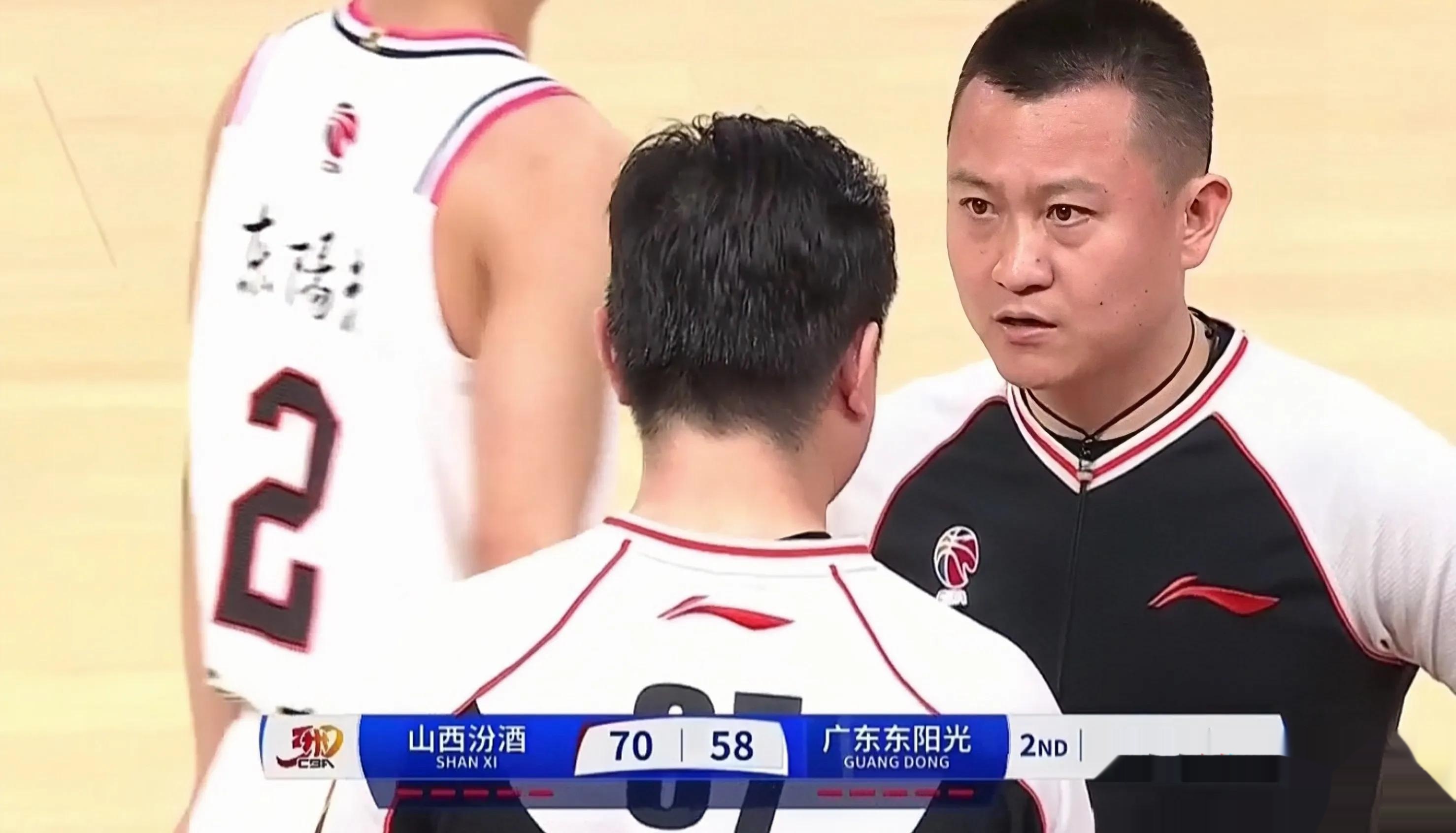 体育分析工具包含今夜CBA常规赛传出新动向，山东泰山伤情更新，管理层表态：媒体盛赞，轮换策略成焦点的词条