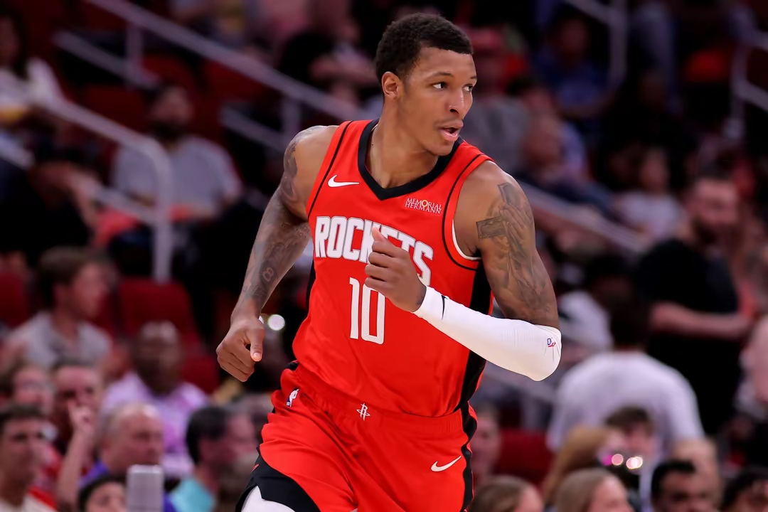 包含休斯敦火箭发布备战花絮，清晨战术微调，欧冠任务艰巨，年轻球员得到机会的词条